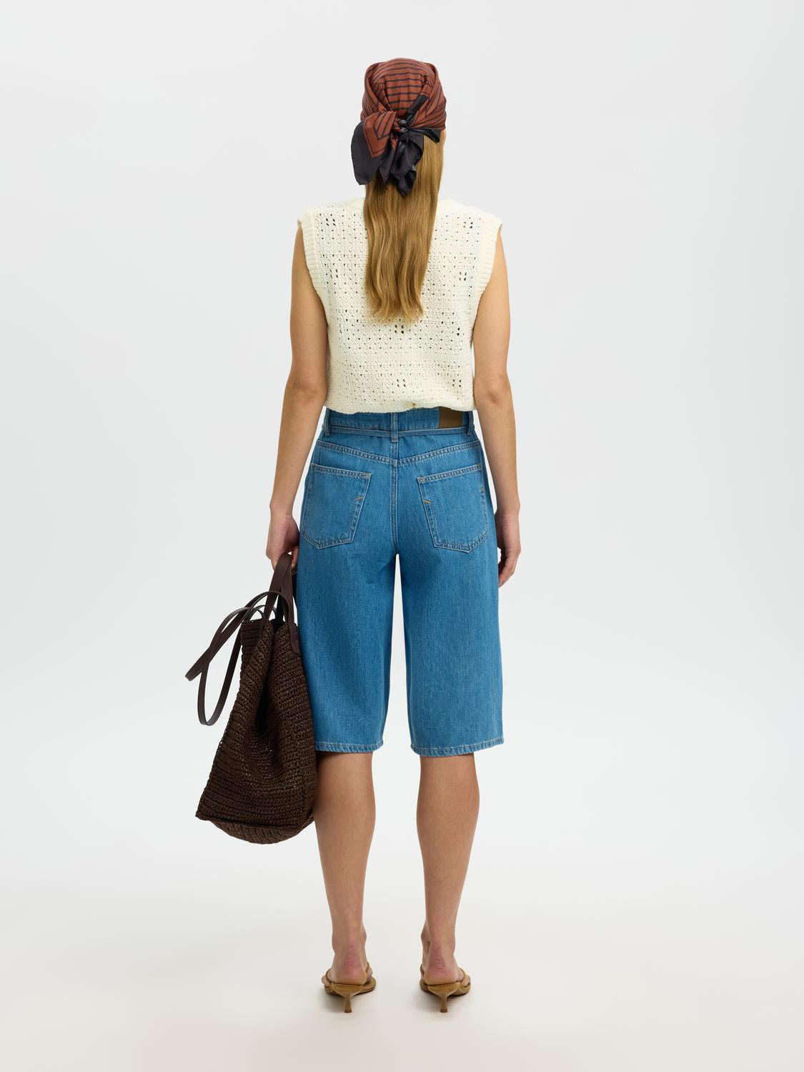 model_shot-back